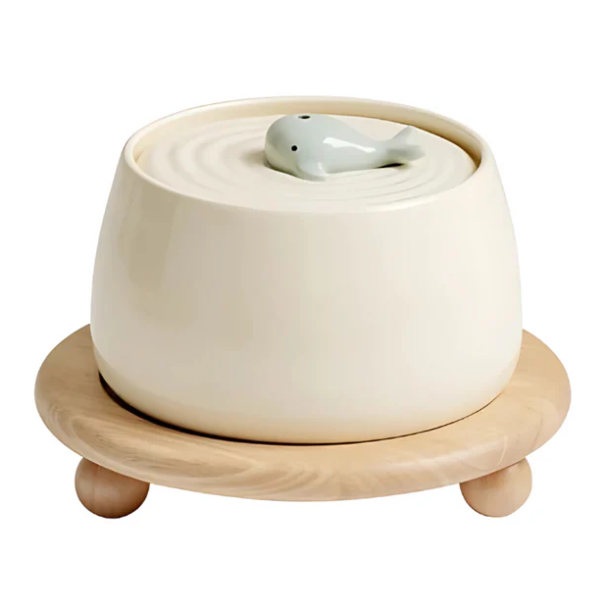 Elevated cat food bowls: ceramic dishes on a modern wooden stand, perfect for healthy eating.