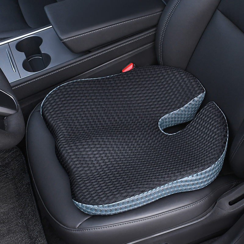 Travel essential: ergonomic triangular cushion for pain-free journeys