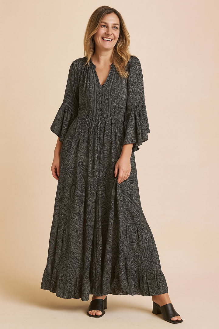 Elegant bohemian maxi dress with long sleeves, ideal for a relaxed summer look.