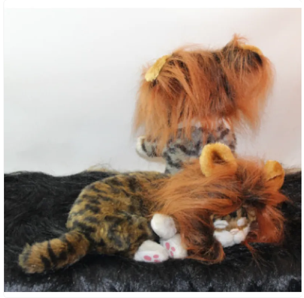 Halloween cat costume: realistic lion mane with ears, turning your furball into a king of the jungle.