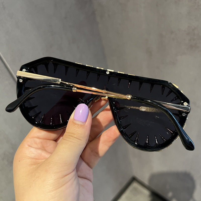 Stylish women's glitter cat-eye sunglasses offering essential UV protection. A glamorous accessory for any outdoor look.