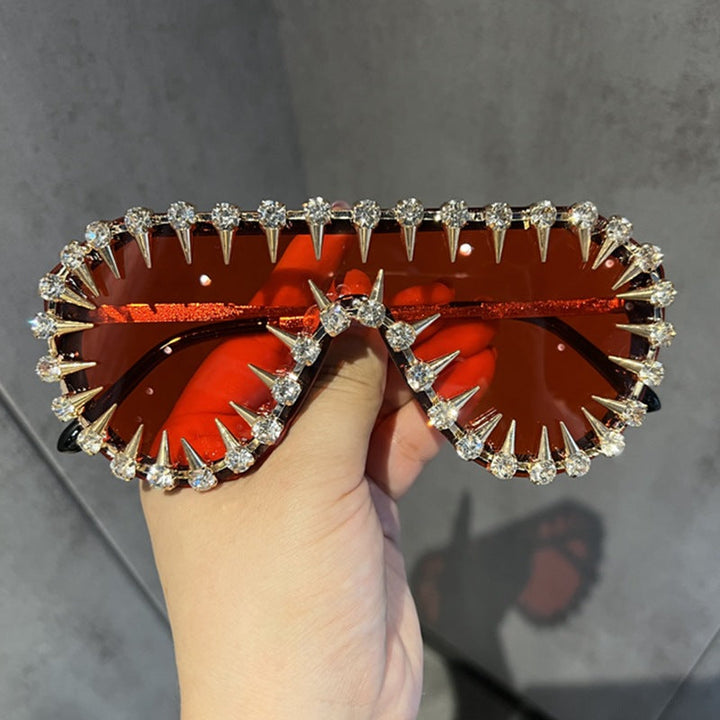 Trendy women's cat-eye sunglasses with a dazzling glitter finish. Perfect UV protection and a chic fashion statement.