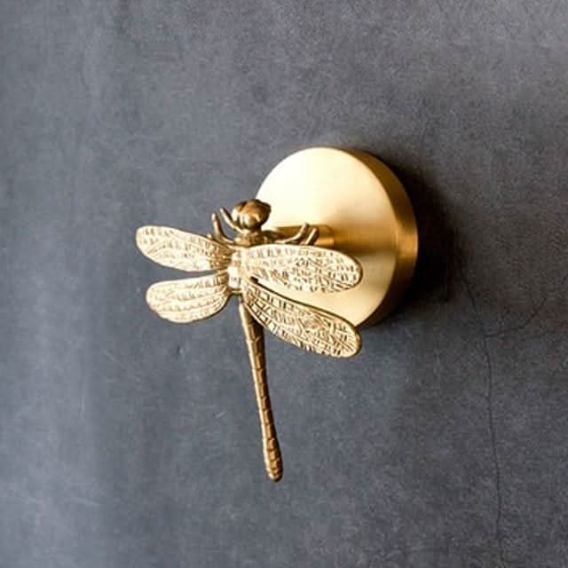Decorative brass animal wall hook in gold. Adds a touch of nature-inspired gold decor to any room.