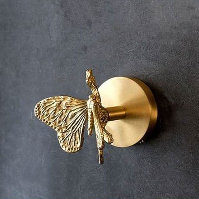 Versatile brass animal wall hook in gold. Ideal for coats, towels, or bags; a charming decorative accent.
