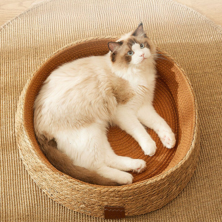 Handwoven rattan cat scratching bed, natural comfort and style for your feline friend.