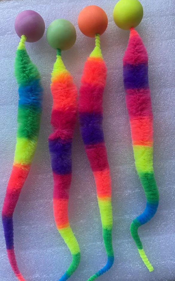 Active cat toy: soft plush tail and interactive ball. Ideal for feline play and stress relief.
