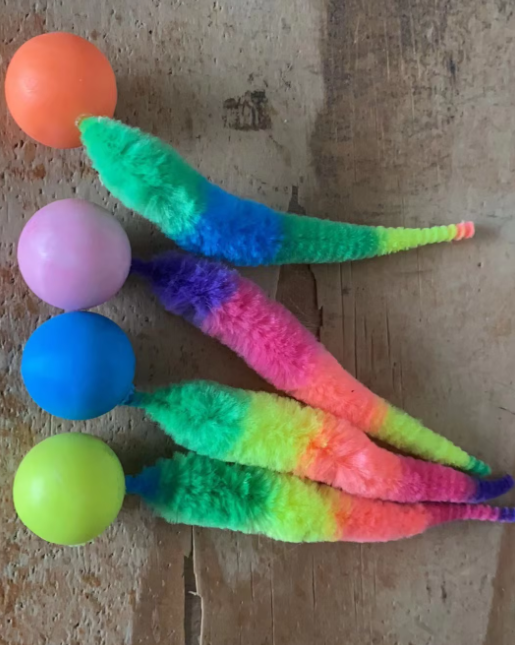 Interactive cat ball and plush tail toy, perfect for kittens and active felines' entertainment.