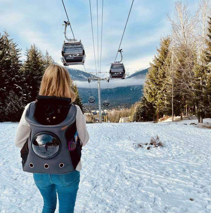 Portable cat travel backpack with a bubble window, ideal for outdoor adventures & secure pet transport.