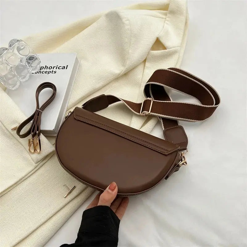 Versatile women's shoulder bag. Compact style, perfect as a stylish everyday handbag.