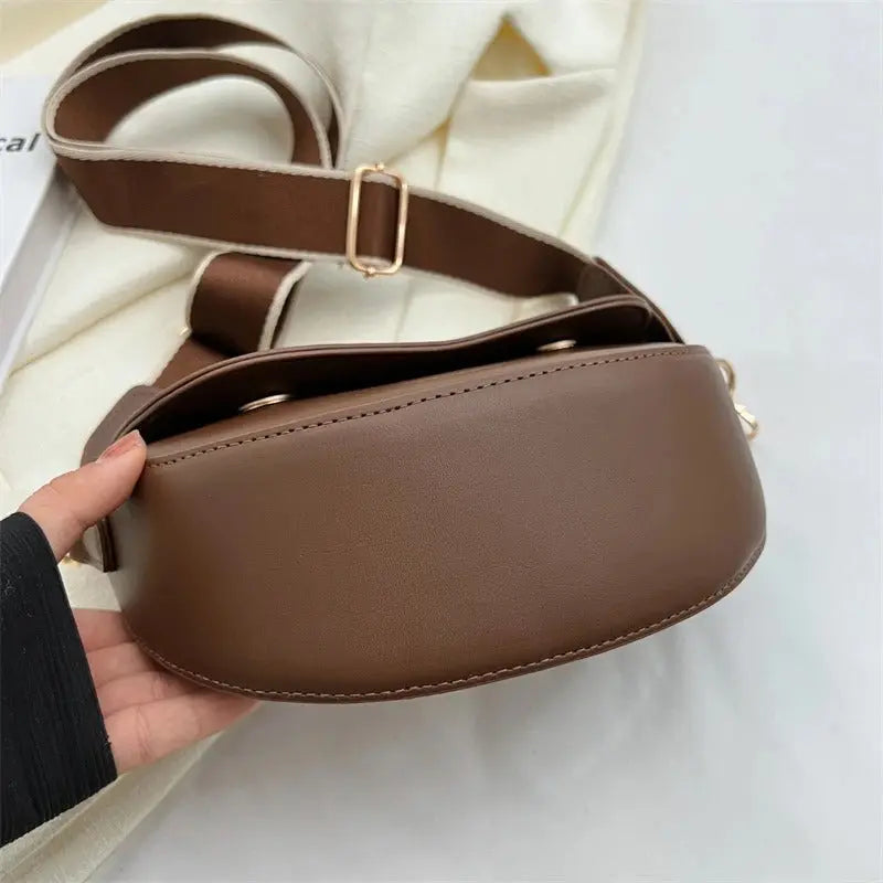 Women's elegant shoulder bag. Compact design, perfect daily accessory for a sophisticated look.