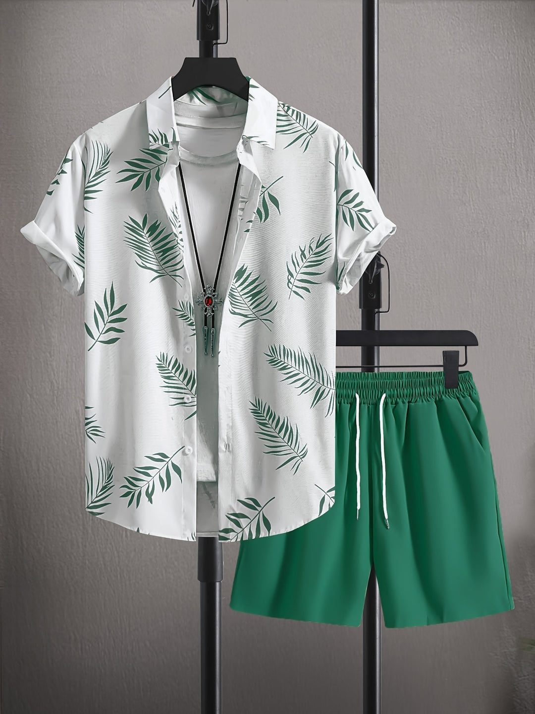 Fashionable men's abstract graphic short-sleeve two-piece set, a trendy casual summer comfort outfit.