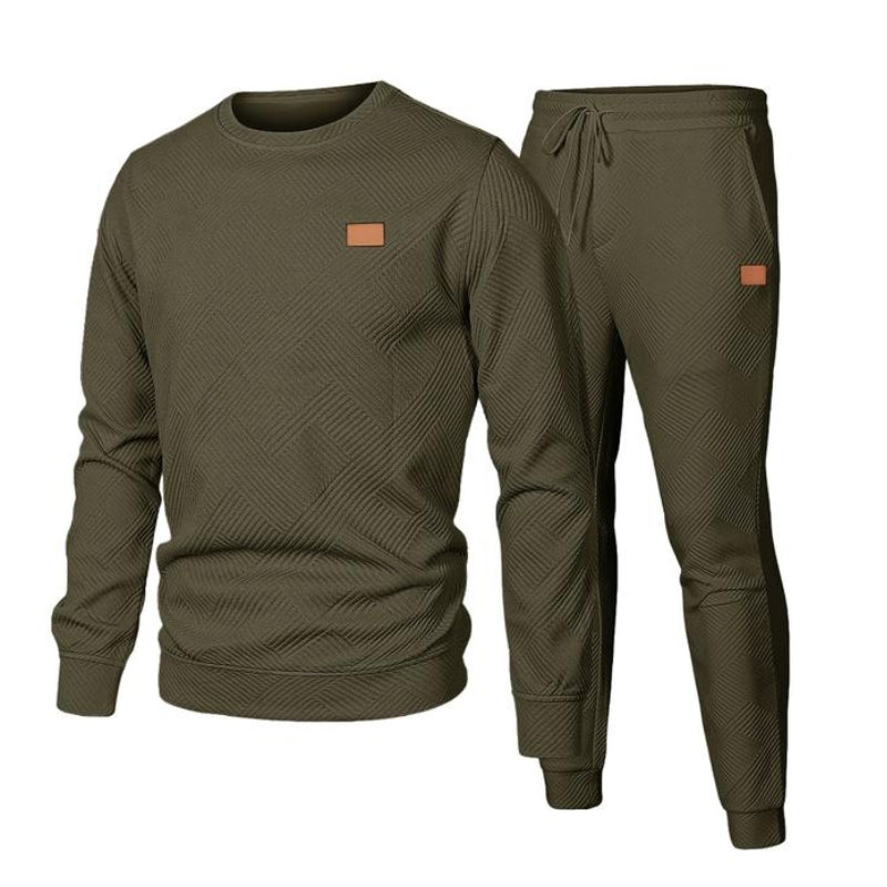 Active men's streetwear tracksuit set, combining a stylish top and joggers for ultimate comfort and flexibility.
