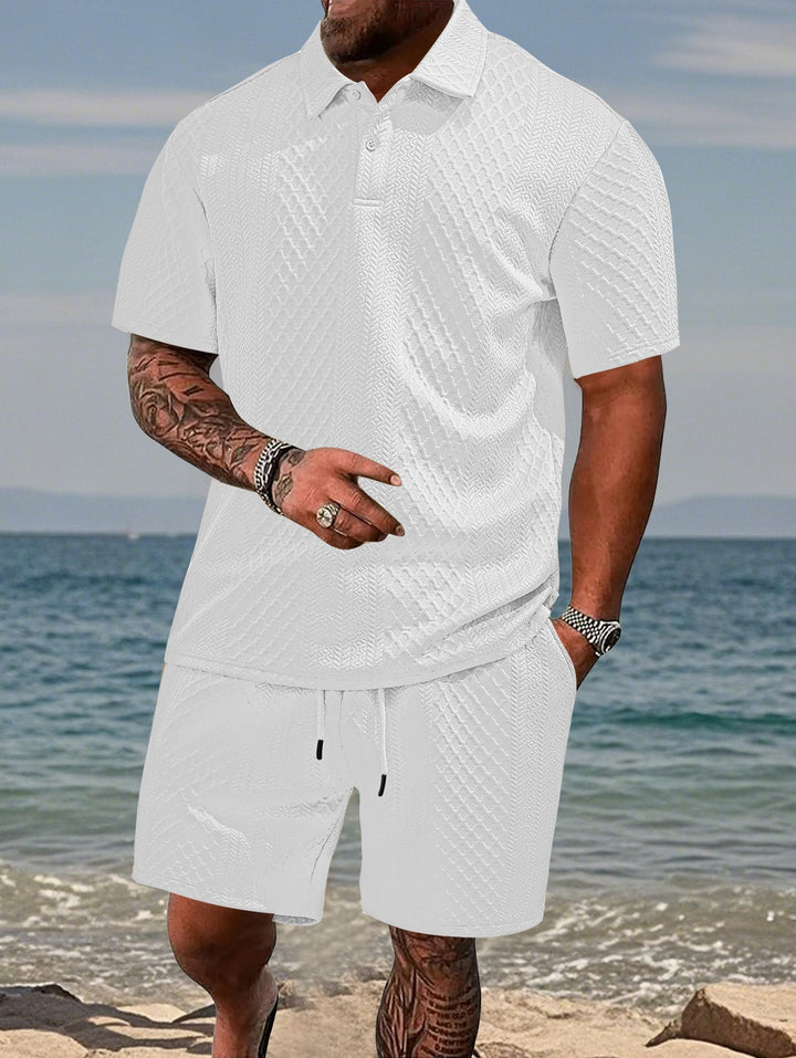 Men's summer fashion: a versatile polo shirt and coordinating shorts for an effortless look.