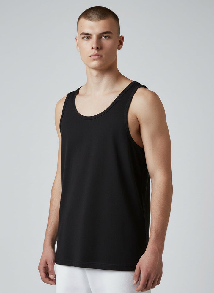 Sportswear: men's breathable sleeveless shirt for summer training and fitness.