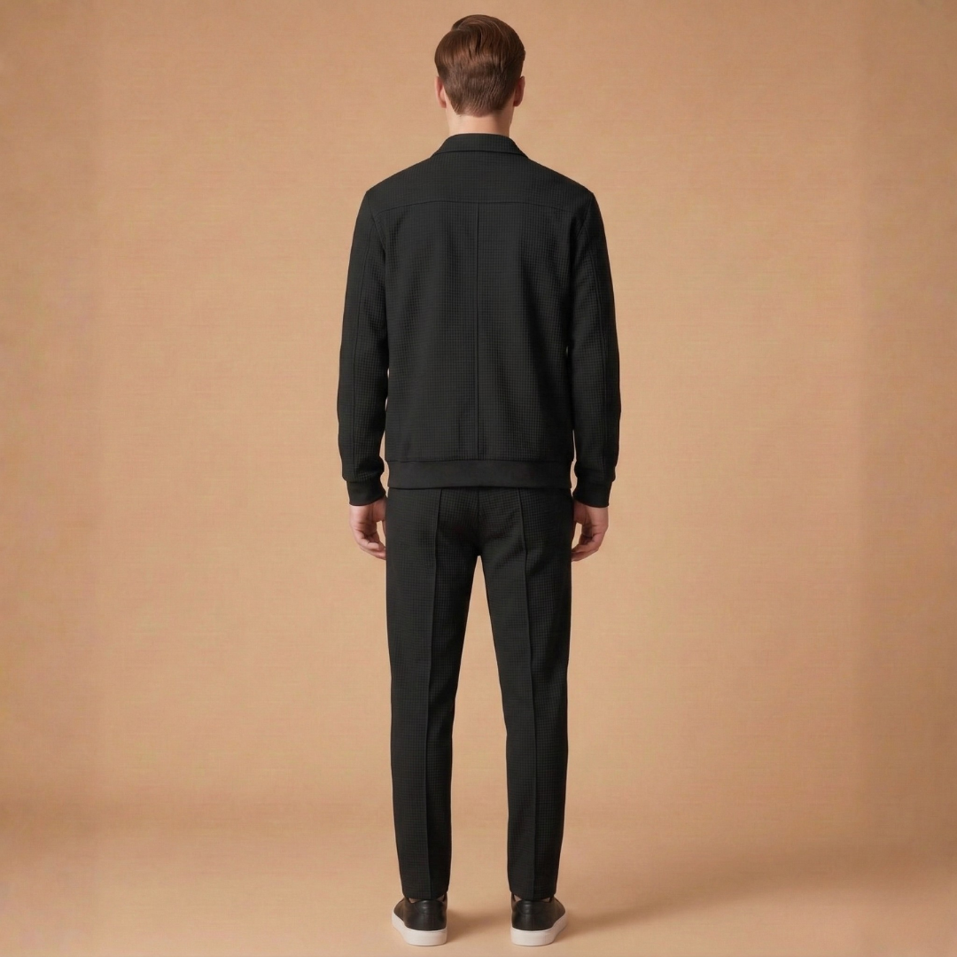 Men's sporty jogging suit featuring a modern zip jacket and straight-leg trousers.