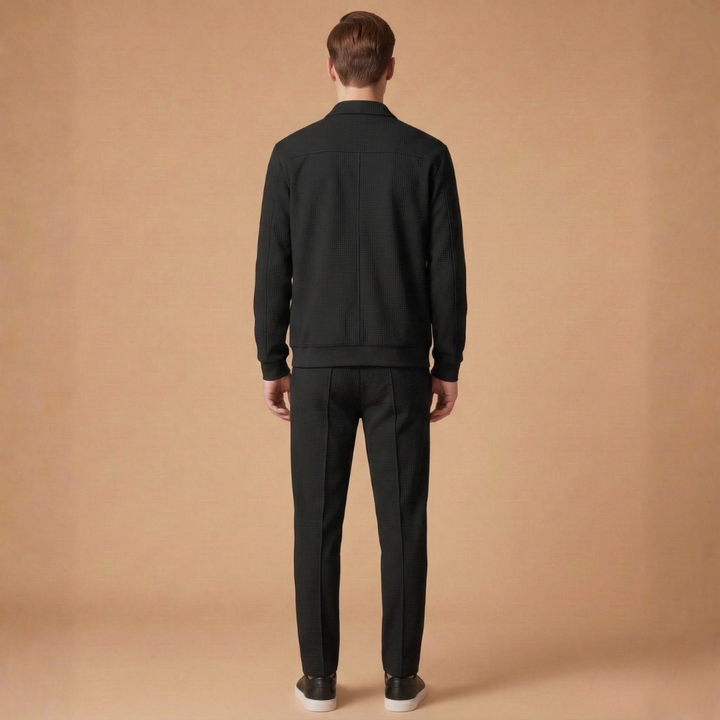 Men's sporty jogging suit featuring a modern zip jacket and straight-leg trousers.