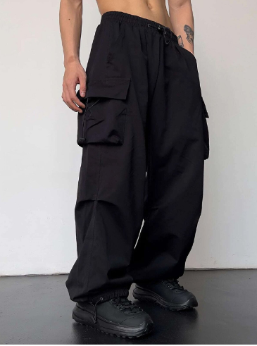 Modern men's wide leg baggy cargo pants, offering a relaxed fit & comfortable street style.