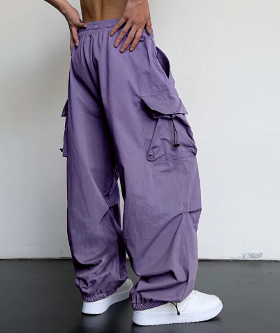 Men's comfortable baggy wide leg cargo pants with spacious utility pockets for a modern look.