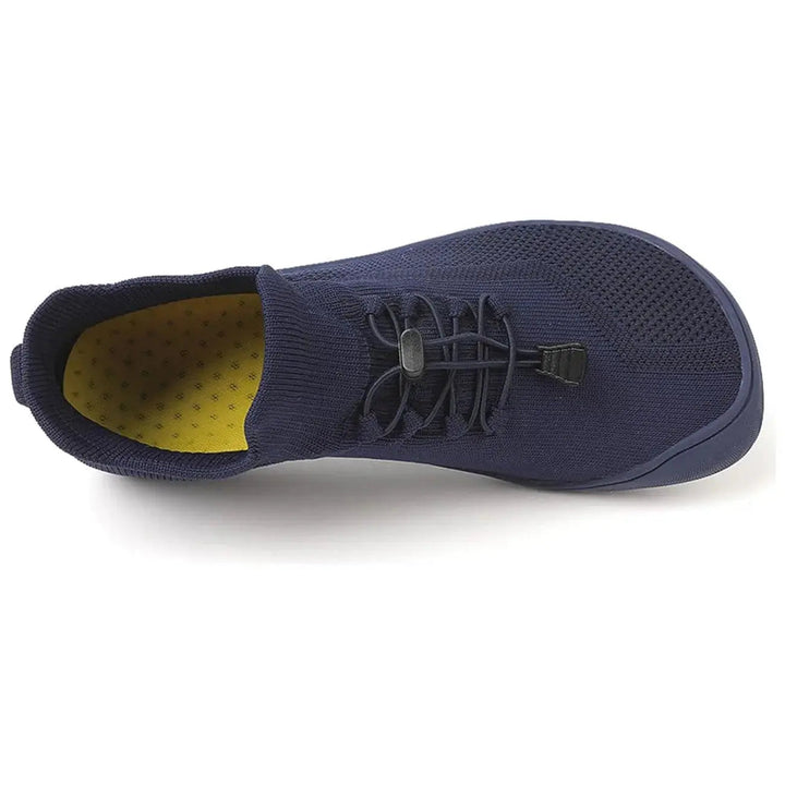 Men's outdoor shoes with secure toggle closure