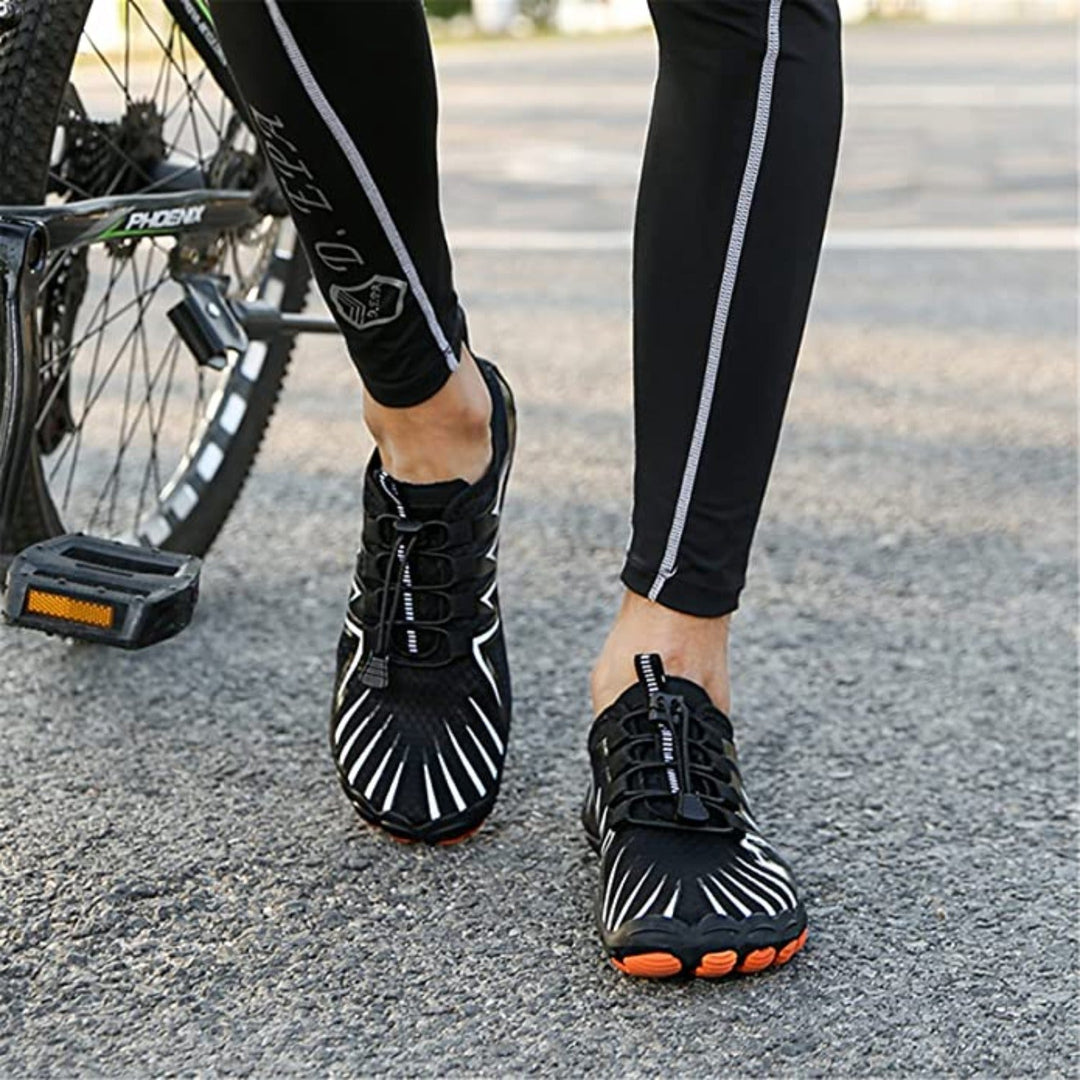 Enjoy unrestricted movement in these flexible sole outdoor men's shoes.
