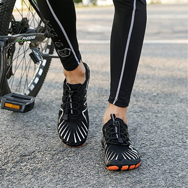 Enjoy unrestricted movement in these flexible sole outdoor men's shoes.