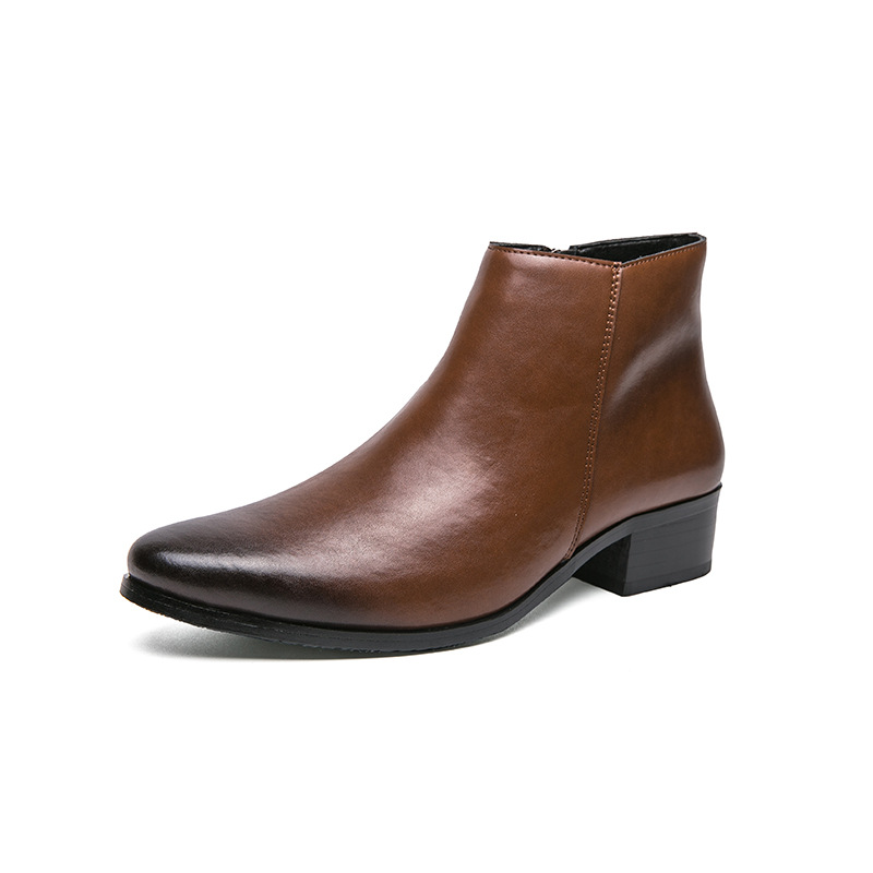 Back view of men's brown classic ankle boots, durable heel, vintage look, non-slip, comfortable.