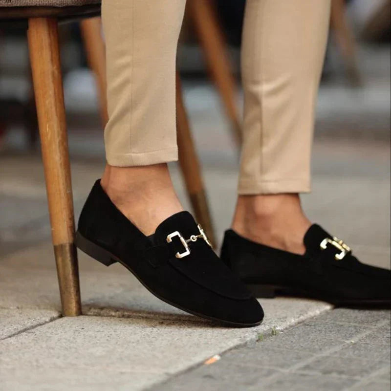Easy slip-on men's loafers with an elegant metal buckle, combining comfort and classic smart-casual style.