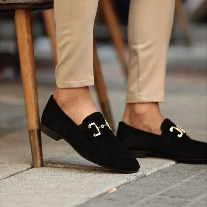 Easy slip-on men's loafers with an elegant metal buckle, combining comfort and classic smart-casual style.