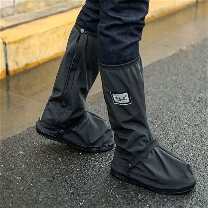 Man wearing waterproof overshoes for cycling, ensuring dry feet in rainy weather