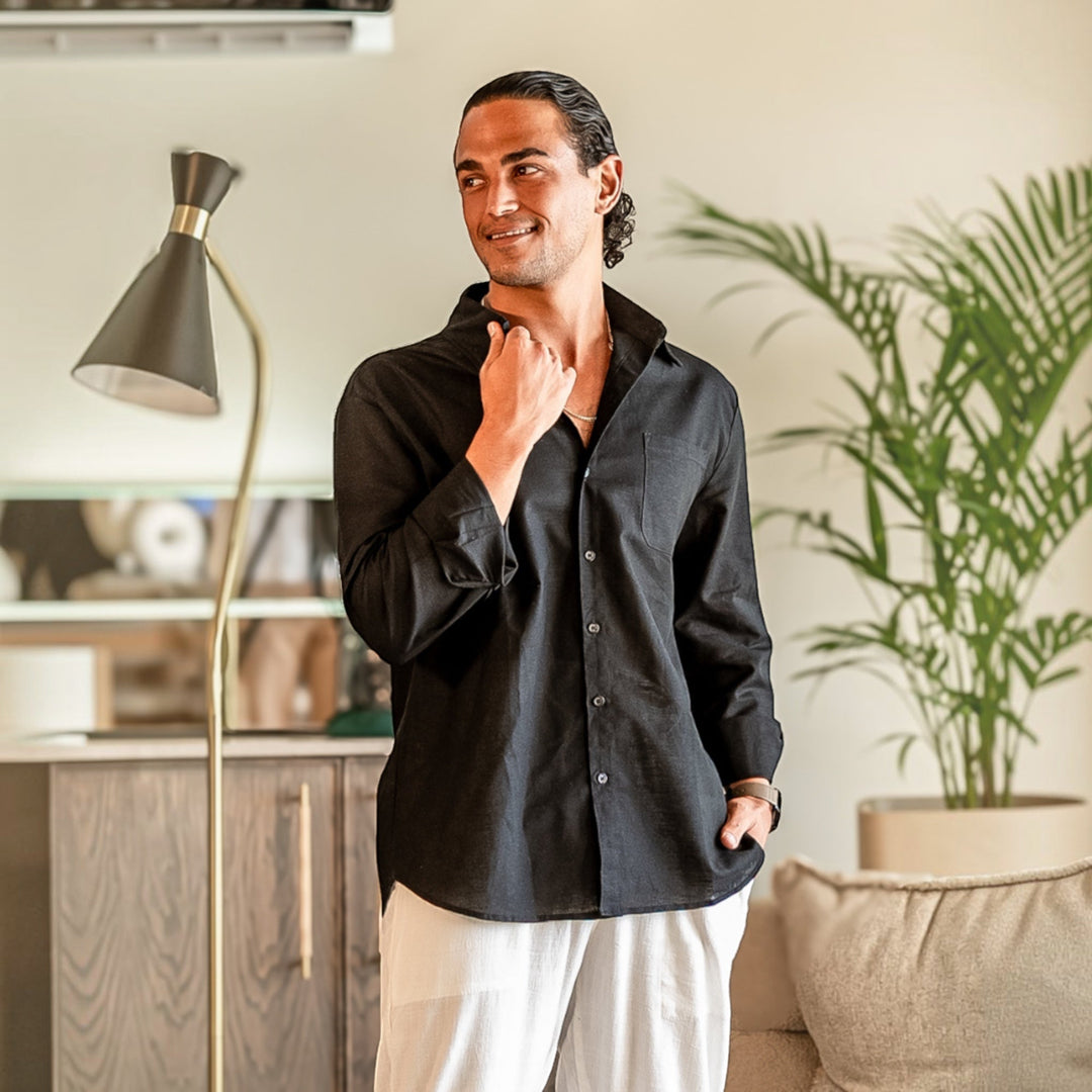 Essential men's summer shirt, breathable fabric & relaxed fit for ultimate everyday comfort.