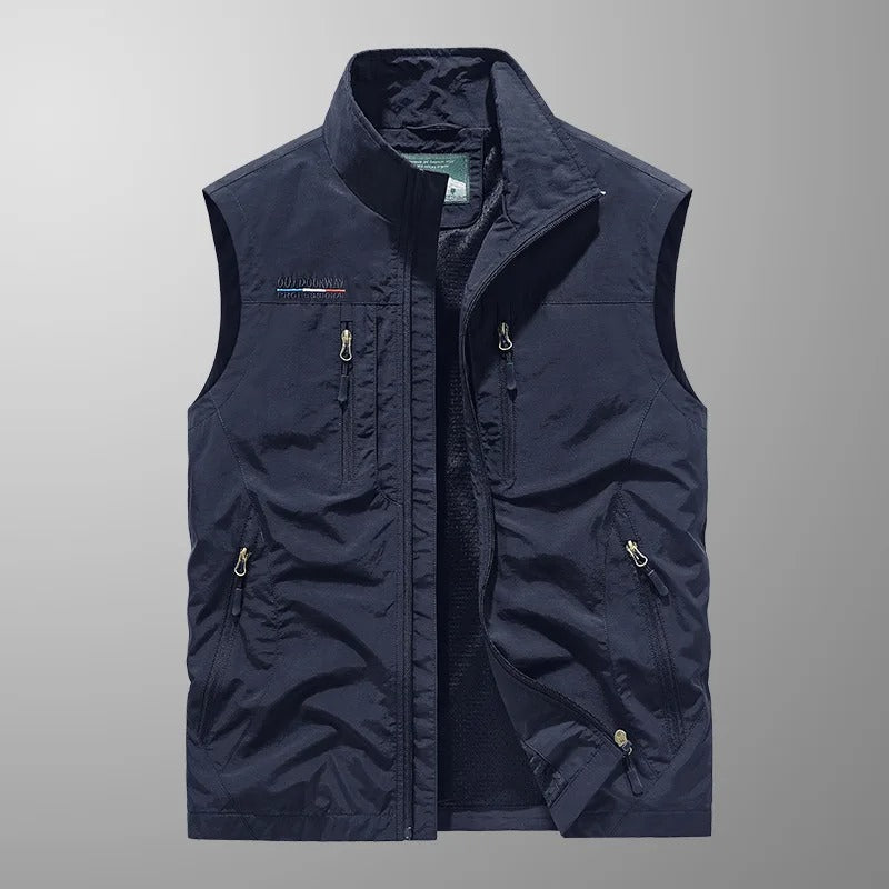 Essential men's activewear vest: breathable fabric and practical cargo pockets for exploration.