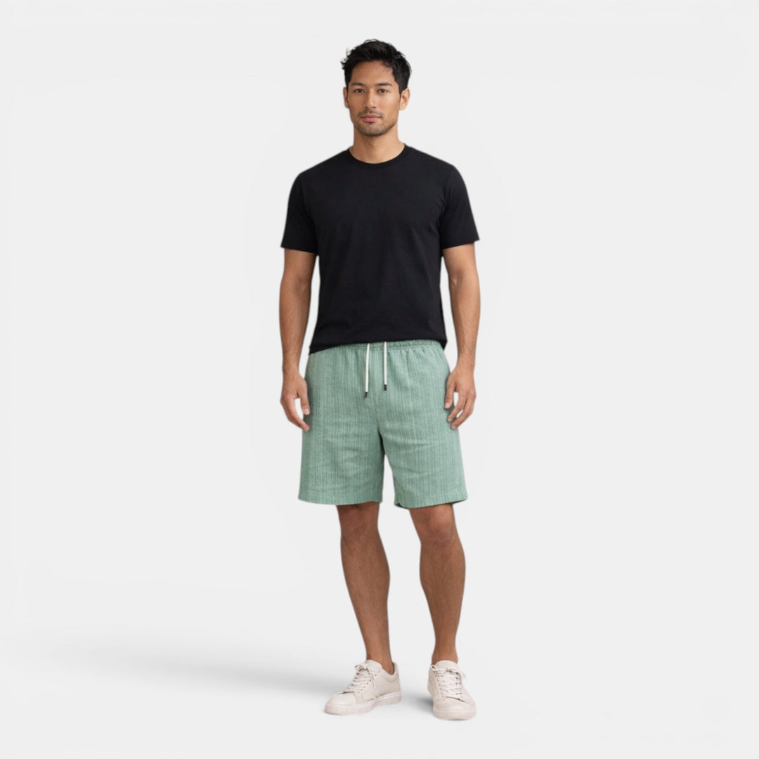 Trendy men's regular fit casual shorts, breathable, a must-have for summer beachwear.