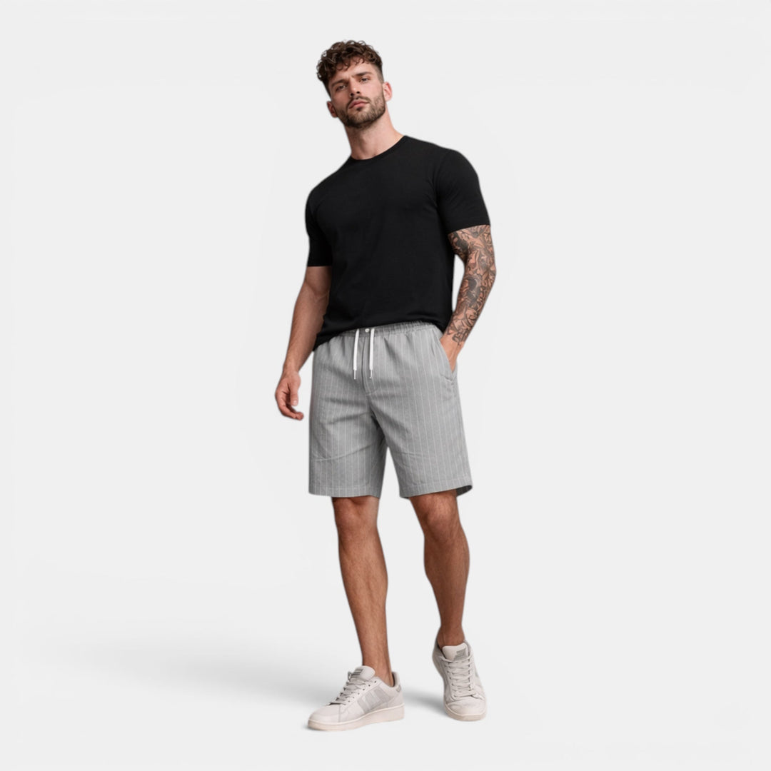 Fashionable men's breathable shorts, regular fit, perfect for summer vacation style.