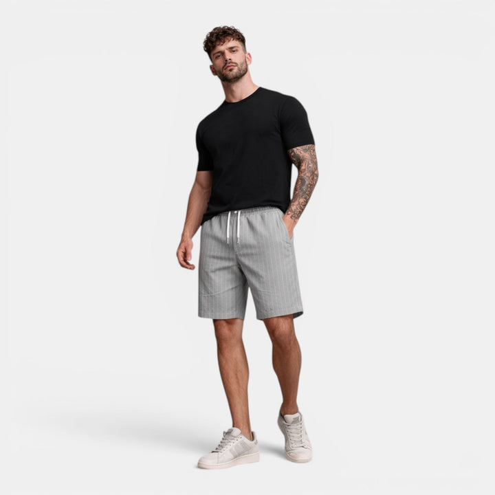 Fashionable men's breathable shorts, regular fit, perfect for summer vacation style.