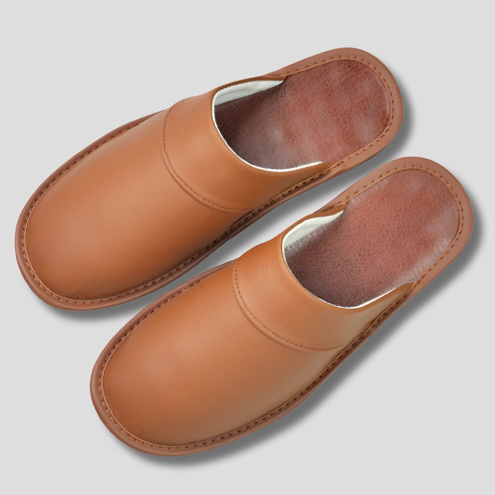Warm and cozy men's leather slippers, ideal for home and relaxation.