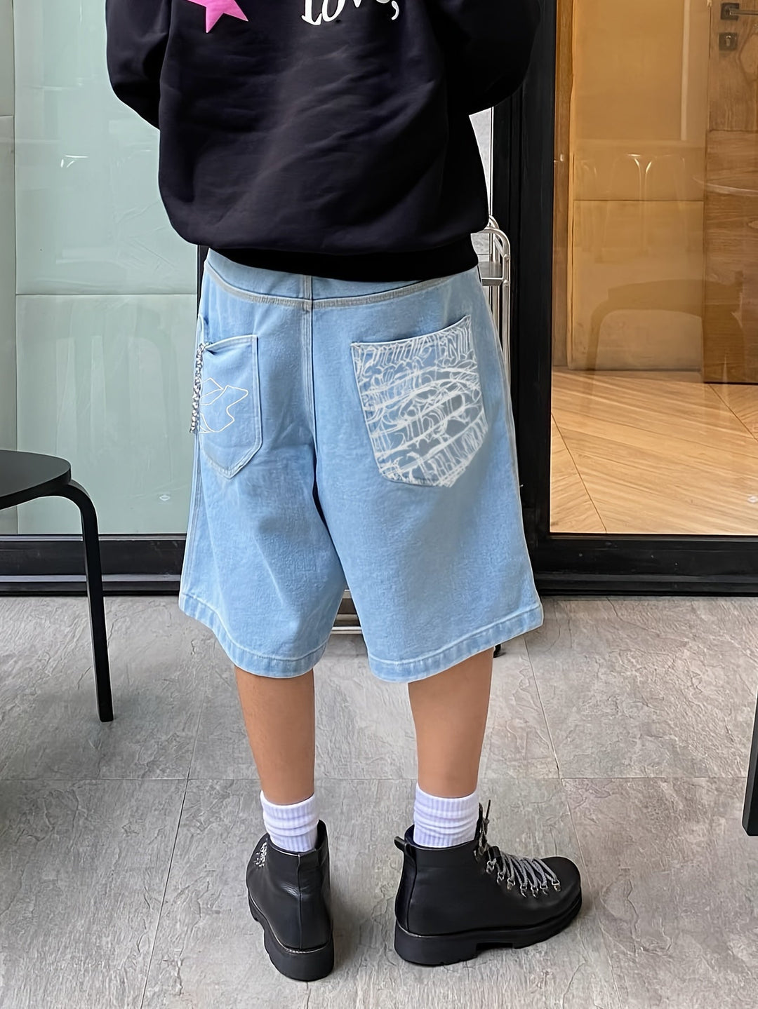 Stylish streetwear bermuda shorts with unique floral embroidery detail