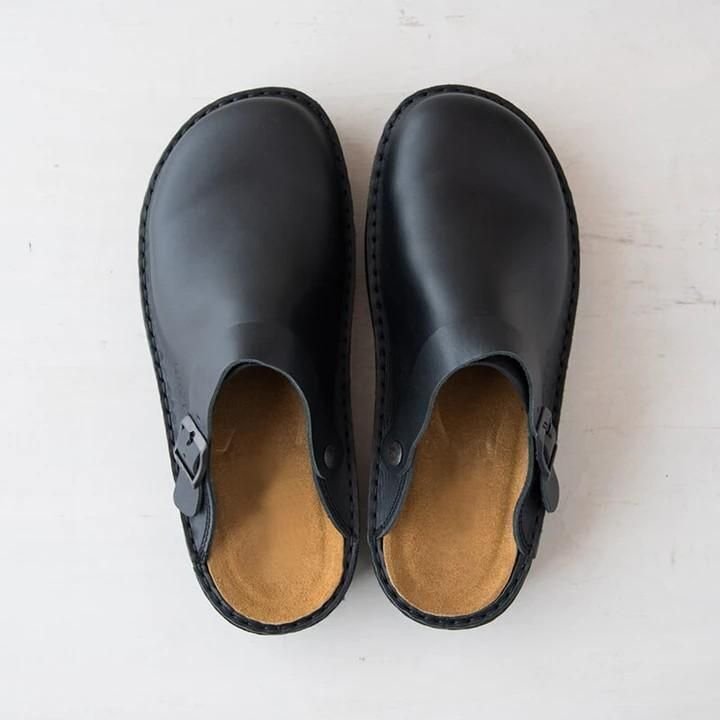 Men's easy-wear leather clogs with decorative buckle for a classic look
