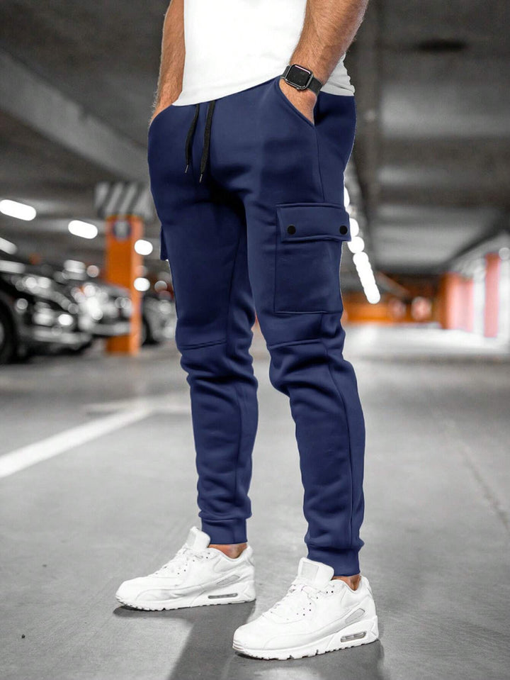 Stylish men's army green cargo pants for casual outings