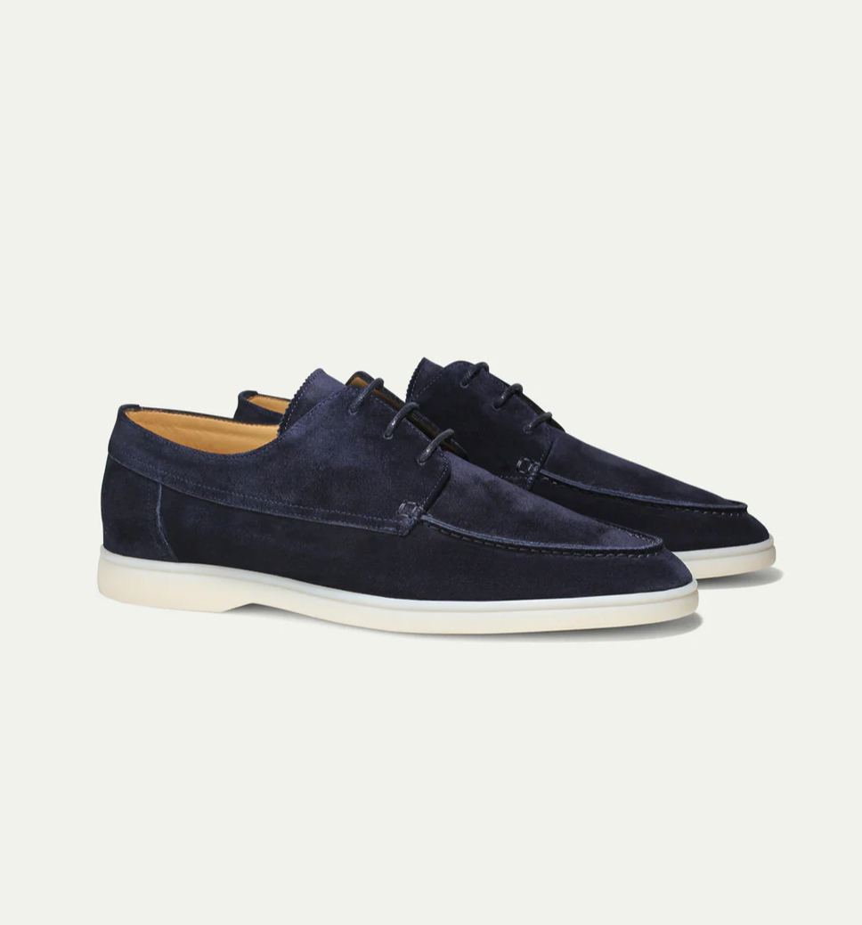 Comfortable men's lace-up boat shoes, ideal for everyday wear, spring, and summer casual outfits.
