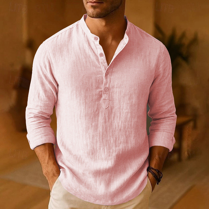 Discover this men's casual shirt, featuring long sleeves and button-down style.