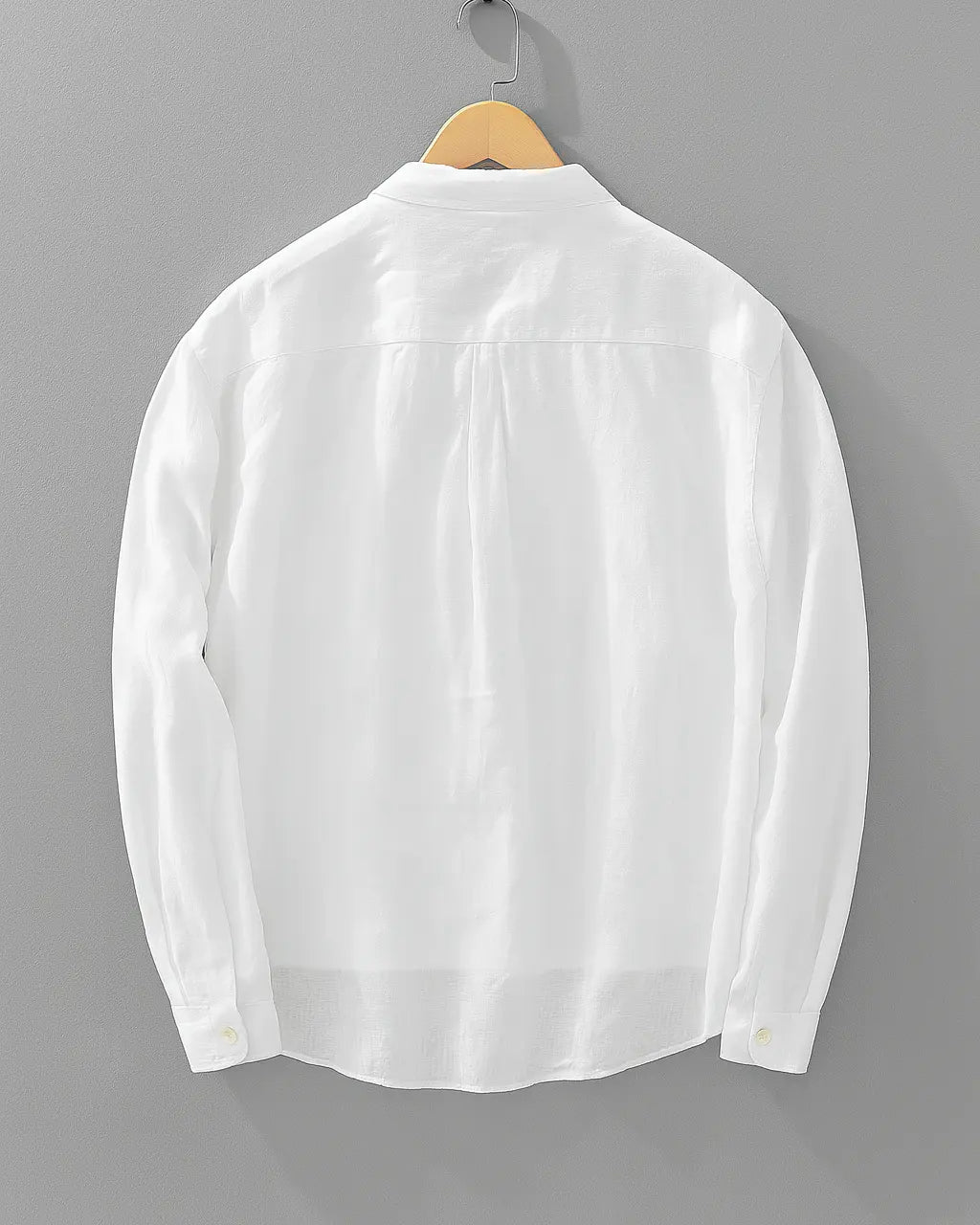 Stylish men's popover shirt, ideal for a relaxed look. Comfortable long sleeve casual top, versatile for summer.