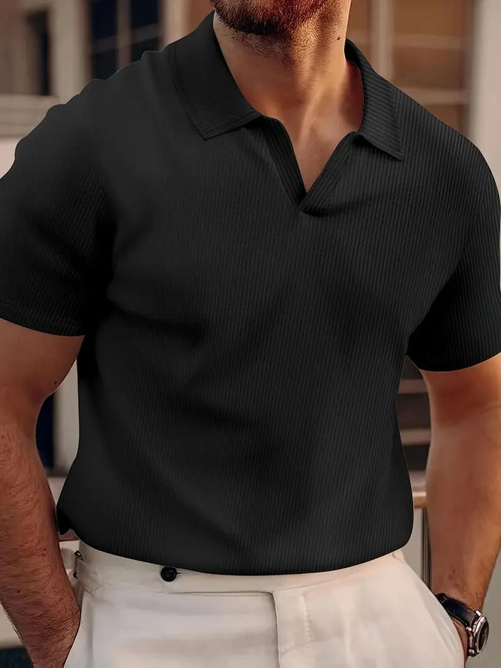 Comfortable men's short-sleeve polo shirt. Ideal for smart casual wear or everyday summer outfits.