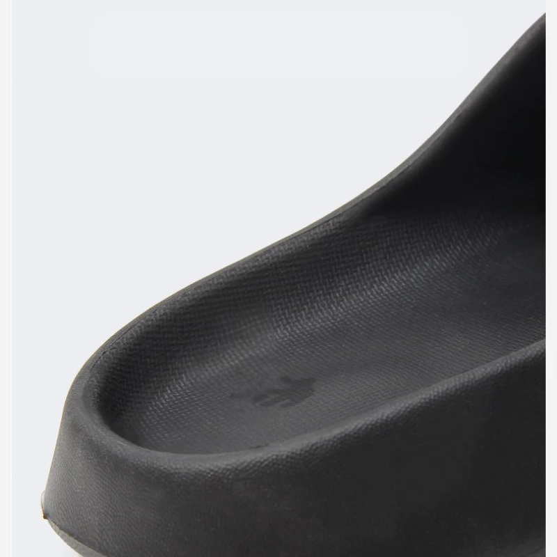 Stylish men's slip-on comfort slippers with anti-slip sole, perfect for versatile indoor-outdoor everyday wear.