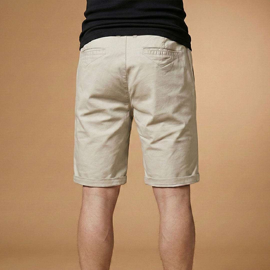 Men's summer shorts with a tailored look and structured fit, ideal for warm days.