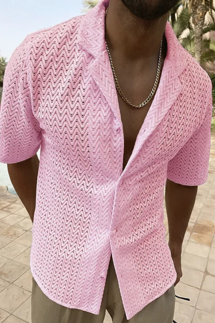 Short sleeve knit shirt for men, featuring an open collar and chevron pattern