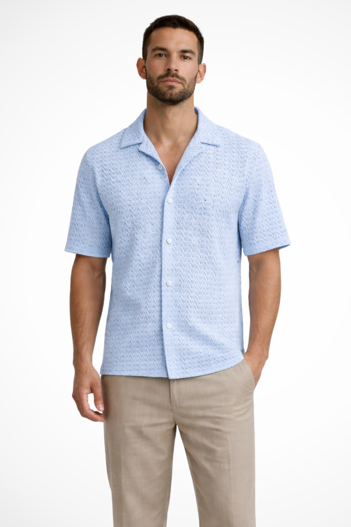 Textured chevron men's shirt, comfortable short sleeve design