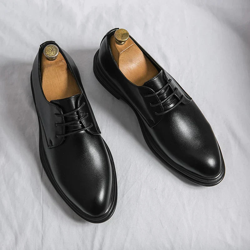Stylish men's black dress Oxfords, featuring a sleek lace-up design for modern formal and professional fashion.