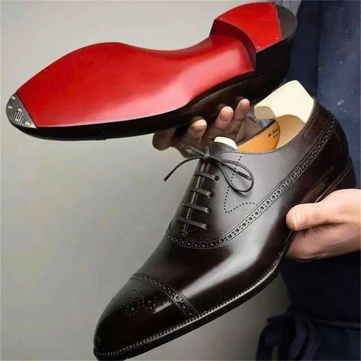 Men's classic black Oxford dress shoes with refined cap-toe detailing for business & formal occasions. Elegant.