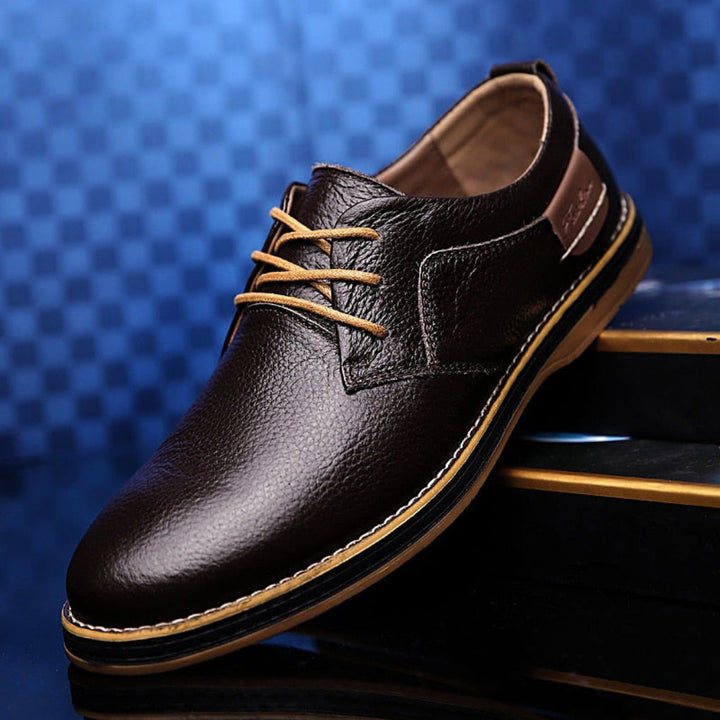 Elegant black leather Oxford shoes for men, perfect for formal occasions.