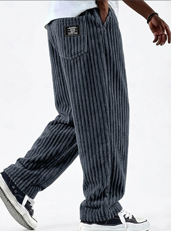 Comfortable men's corduroy trousers, relaxed fit, ideal for daily and casual wear.